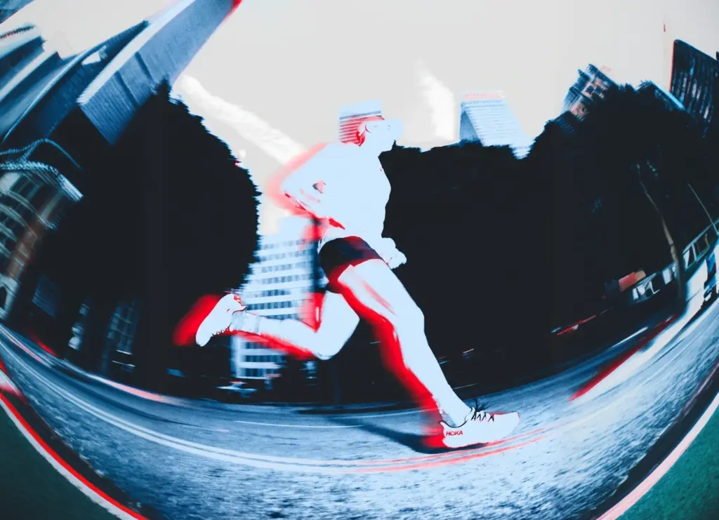 Coureur en mouvement dans une ville moderne avec un effet de vitesse.